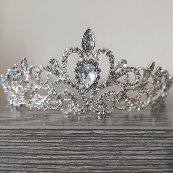 Wedding / Bridal Tiara - Picture 2 of 2
